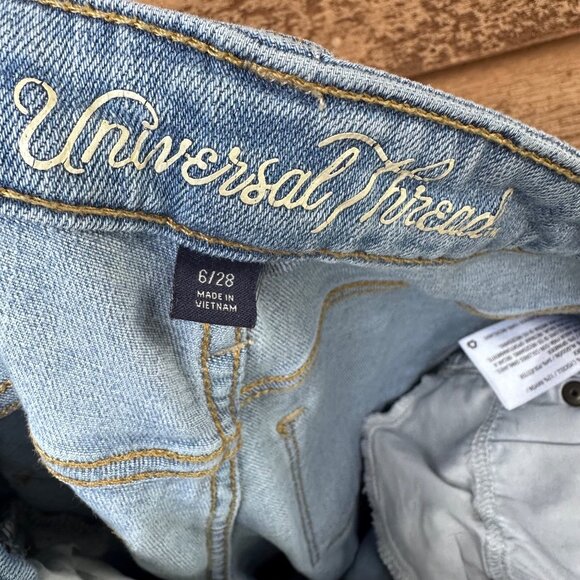 Universal Thread Light Wash Distressed Straight Leg Jeans Womens Size 6/28 - Picture 3 of 10